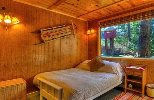 Skykomish Cabin | Red Hawk Hideaway- fun for family, friends & pets