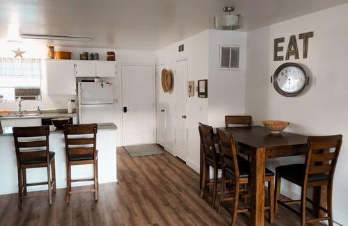 Cedar City Condo | Red Hen Rental - Immaculately clean 2 king bed Condo w/1 full bath & 1 half bath