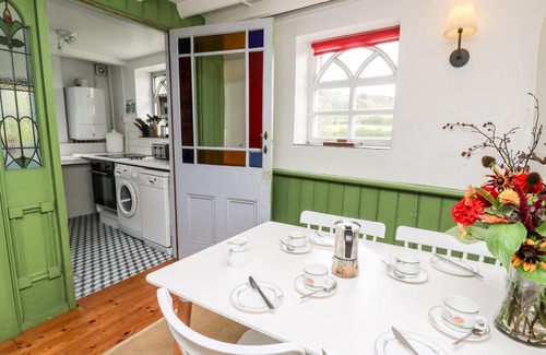 Llandeilo Cottage | RED KITE LODGE, pet friendly, character holiday cottage in Llandeilo