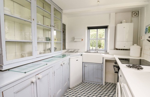 Llandeilo Cottage | RED KITE LODGE, pet friendly, character holiday cottage in Llandeilo