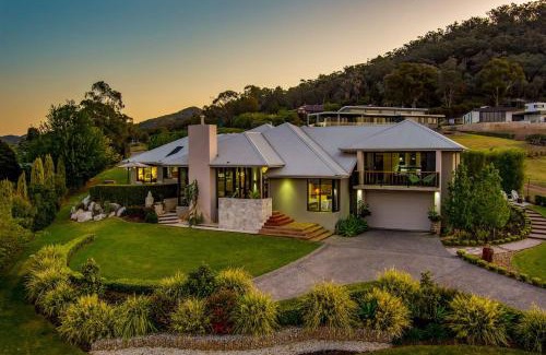 Central Mudgee House | Red Lotus Estate - Grand, Scenic and Made for Groups