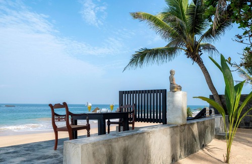 Hikkaduwa Villa | Red Parrot Beach Villa Right On The white sand beach