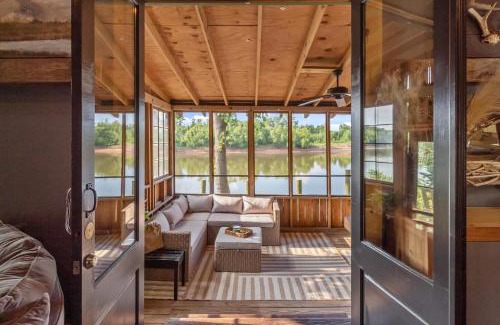 Shreveport Cabin | Red River Lodge With Panoramic River View