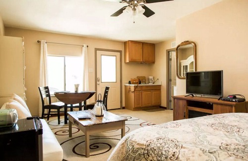 Manchaca House | Red Robin Casita Is A Comfortable Home Away From Home