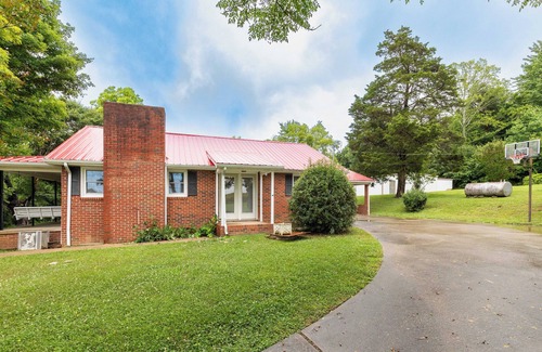 Morganton House | Red Robin Retreat - Near Lake James, NC