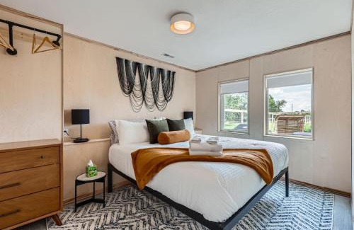 Applewood West House | Red Rocks Base 1BR Suite w Kitchenette