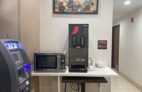 Ross Township Hotel | Red Roof Inn Pittsburgh - McKnight Rd