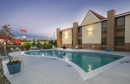 Roselawn Finance Hotel | Red Roof Inn & Suites Cincinnati North-Mason