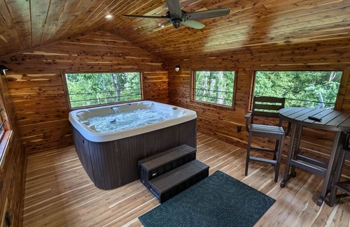 Stanley House | Red Roof mountain cabin with Starlink internet!