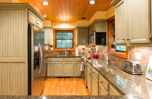 Mirror Lake Cabin | Red Top Treehouse Cabin in Mirror Lake and minutes to downtown-Dog Friendly!