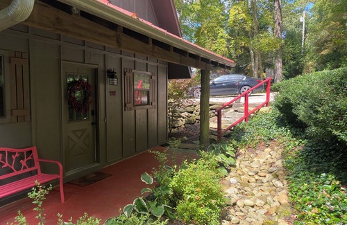 Mirror Lake Cabin | Red Top Treehouse Cabin in Mirror Lake and minutes to downtown-Dog Friendly!