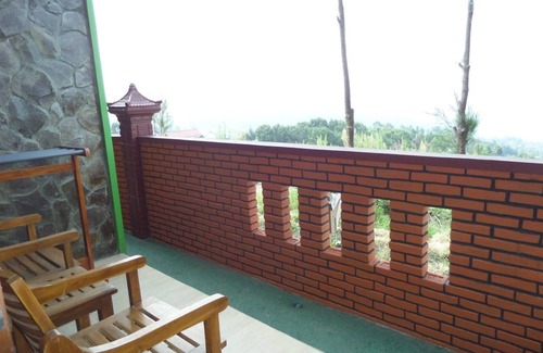 Ngadisari Bed & Breakfast | Red Twin Bedroom near active volcano Bromo