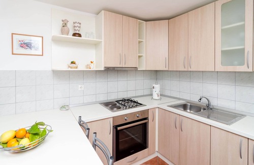 Kuciste Apartment | Red two floor apt in Perna,sea view