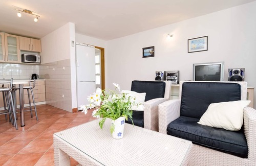 Kuciste Apartment | Red two floor apt in Perna,sea view