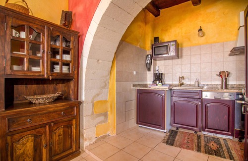Samonas House | Red villa Fliskouni - 1 bedroom - 2 balconies - sea, mountain and pool view.