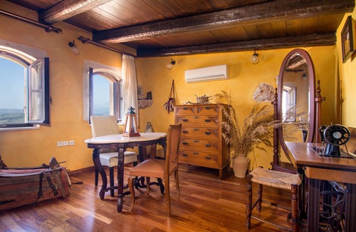 Samonas House | Red villa Fliskouni - 1 bedroom - 2 balconies - sea, mountain and pool view.