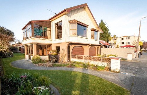Te Anau Cottage | Redcliff House - Te Anau Holiday Home