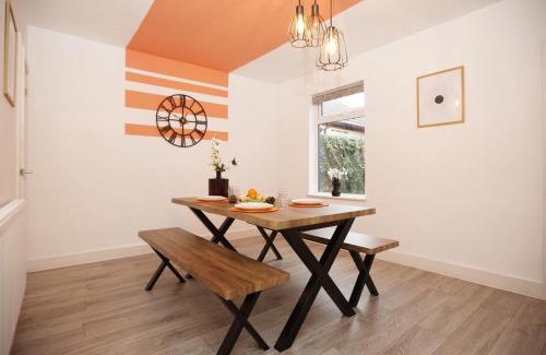Swindon Apartment | Redcliffe House By N And N Stays Ltd - Charming Home close to Designer Outlet, Perfect for Contractors & Workers with convenient on street parking