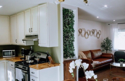 Redding House | Redding's Cozy Retreat With Hot Tub - Minutes from downtown Redding and Bethel church.
