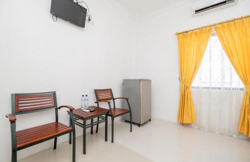 Surabaya Hotel | RedDoorz at Gunungsari Surabaya 2