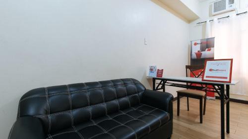 East Bajac-Bajac Hotel | RedDoorz @ CMS Apartelle Olongapo City