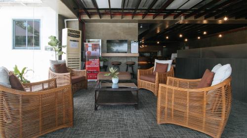 Mandaue Hotel | RedDoorz @ Insular Square Mandaue City