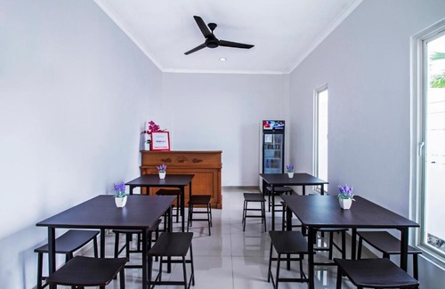 East Jakarta House | RedDoorz @ Jatiwaringin