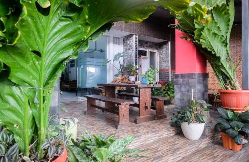 Klojen House | RedDoorz near Batik Tulis Celaket 2