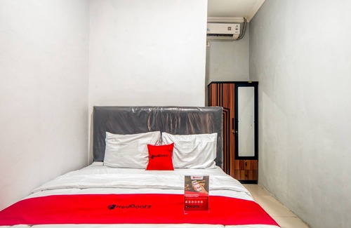 East Jakarta Hotel | RedDoorz near Graha Cijantung Mall