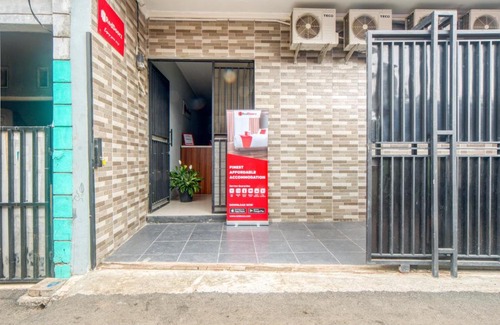 East Jakarta Hotel | RedDoorz near Graha Cijantung Mall