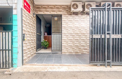 East Jakarta Hotel | RedDoorz near Graha Cijantung Mall