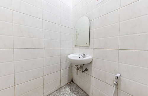 North Cirebon Hotel | RedDoorz Near Kejaksan Station Cirebon