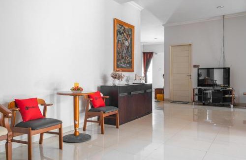 Binong House | RedDoorz near Siloam Karawaci 3