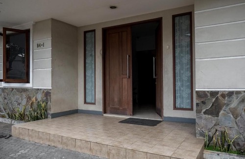 Binong House | RedDoorz near Supermall Karawaci 2