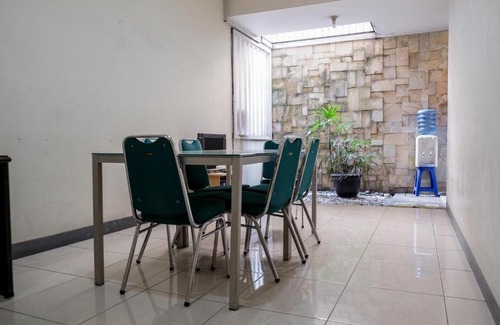 Binong House | RedDoorz near Supermall Karawaci 2