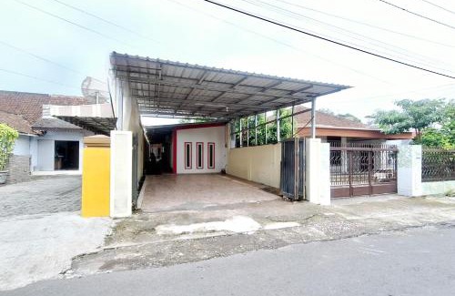 Blitar Hotel | Reddoorz New Melati near Stasiun Blitar