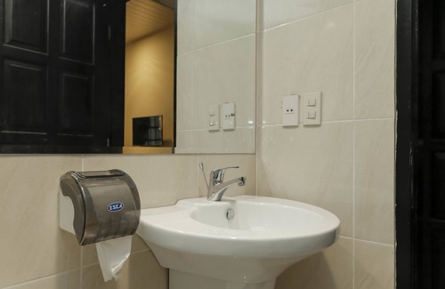 Cawang House | RedDoorz Plus near Halim Perdanakusuma 2