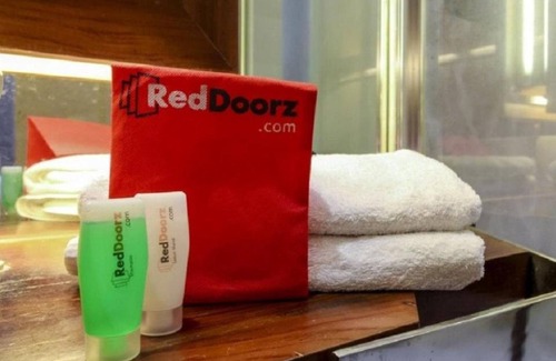 Cawang House | RedDoorz Plus near Halim Perdanakusuma 2
