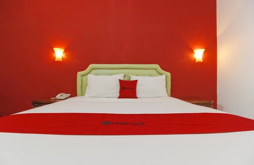 North Cirebon Hotel | RedDoorz Plus near Alun Alun Kejaksan Cirebon