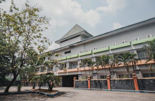Merak Hotel | RedDoorz Plus near Pelabuhan Merak