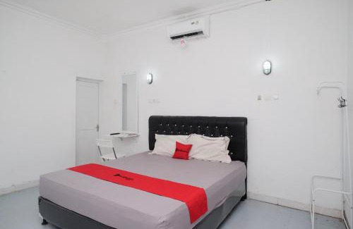 Demak Hotel | RedDoorz Syariah at Griya Merbotan Demak