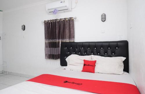 Demak Hotel | RedDoorz Syariah at Griya Merbotan Demak