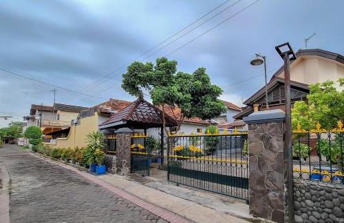 Probolinggo Hotel | RedDoorz Syariah at Jalan Panglima Sudirman Probolinggo
