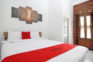 Mertoyudan House | RedDoorz Syariah near Akmil Magelang