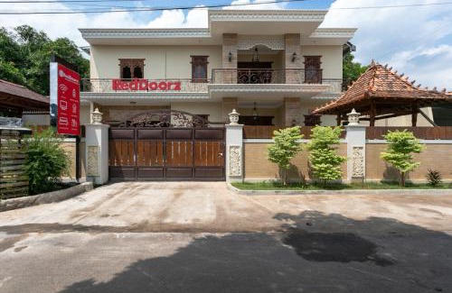 Semarang House | RedDoorz Syariah near Exit Toll Banyumanik Semarang