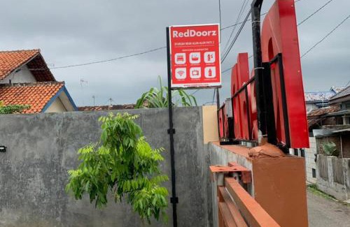 Pati Hotel | RedDoorz Syariah near Kawasan Simpang Lima Pati