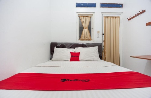Cililitan Hotel | RedDoorz Syariah near PGC Cililitan