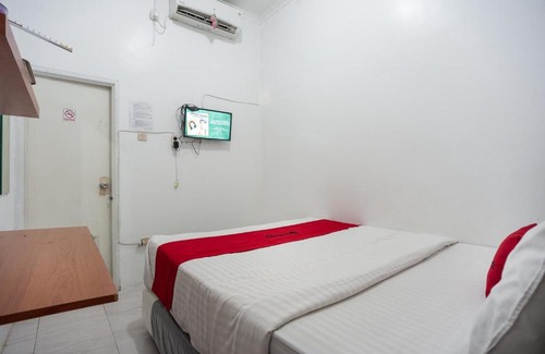 Cililitan Hotel | RedDoorz Syariah near PGC Cililitan