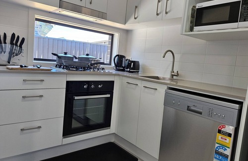 Sydney House | RedFlamesRetreat/Free WIFI & Parking/Family Friendly/Walk to Public Transport!