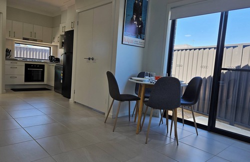 Sydney House | RedFlamesRetreat/Free WIFI & Parking/Family Friendly/Walk to Public Transport!